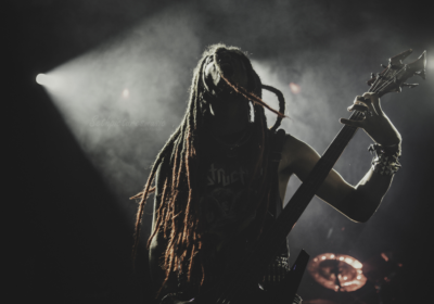 Al ben je paars, het enige wat boeit is dat je van metal houdt en daar hard op gaat